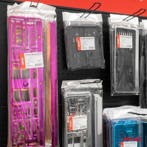 Ramka tablicy rejestracyjnej metalizowana różowa AMIO-03176